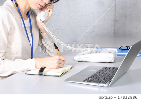 電話対応をする女性(オフィスカジュアル) 電話対応をする女性(オフィスカジュアル) 17832886