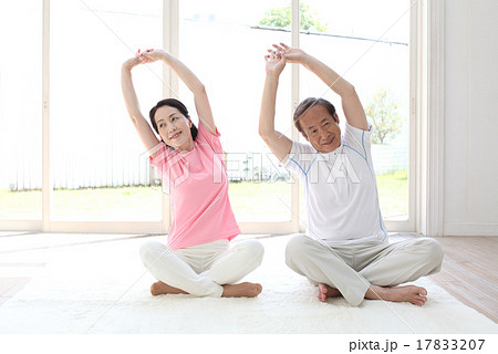 エクササイズをする夫婦 17833207
