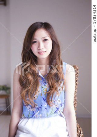 若い女性 若い女性 17834314