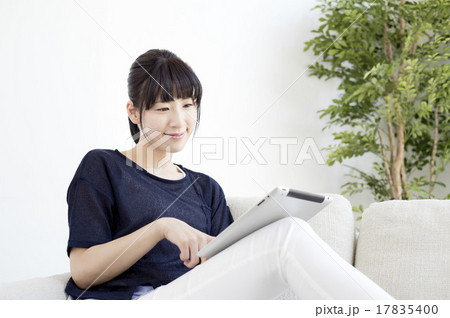 タブレットをいじる女性(30代） 17835400