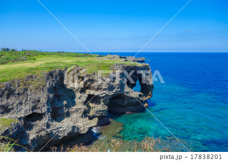 沖縄県　万座毛の景色 17838201