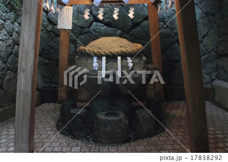 奈良県　狭井神社の御神水 17838292