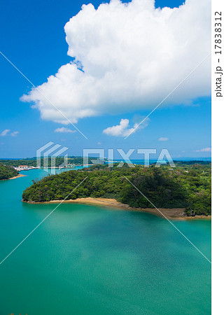 沖縄県　ワルミ大橋からの眺め 17838312