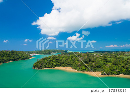 沖縄県 ワルミ大橋からの眺め 沖縄県 ワルミ大橋からの眺め 17838315