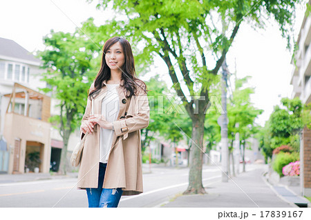 トレンチコートを着た女性 17839167