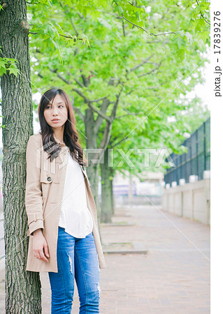 街を歩く女性 17839276