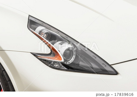 白いクルマのヘッドライト　white car 17839616