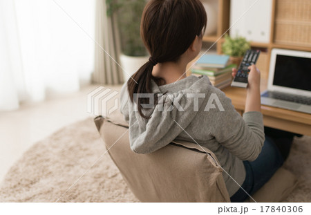 リモコンを持つ女性 17840306