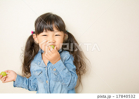 シャインマスカット食べる女の子 シャインマスカット食べる女の子 17840532