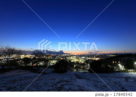 積雪の郊外夜景 積雪の郊外夜景 17840542