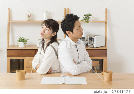 離婚届を出して夫婦喧嘩をする若い夫婦　離婚問題　 17841477