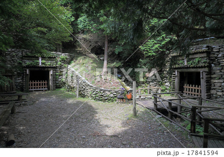 別子銅山の主たる生産坑『別子本鋪』、左が「歓喜坑」右が「歓東坑」 17841594