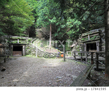 別子銅山の主たる生産坑『別子本鋪』、左が「歓喜坑」右が「歓東坑」 別子銅山の主たる生産坑『別子本鋪』、左が「歓喜坑」右が「歓東坑」 17841595