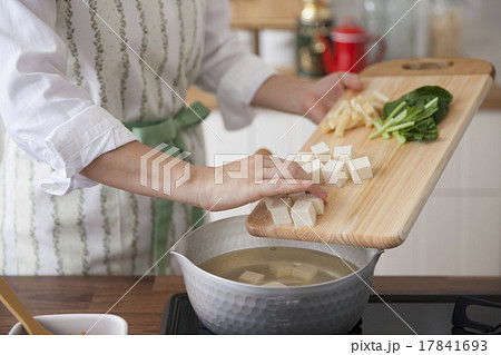 味噌汁の具材を鍋に入れる女性 味噌汁の具材を鍋に入れる女性 17841693