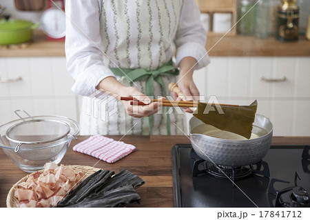 出汁をとった昆布を鍋から取り出す女性 出汁をとった昆布を鍋から取り出す女性 17841712