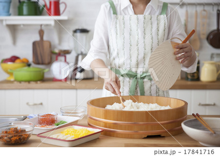 酢を混ぜたご飯を冷まして酢飯を作る女性 17841716