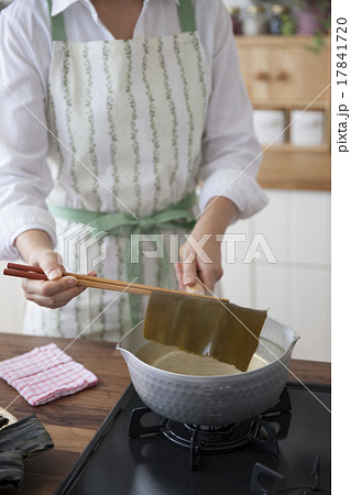 出汁をとった昆布を鍋から取り出す女性 出汁をとった昆布を鍋から取り出す女性 17841720