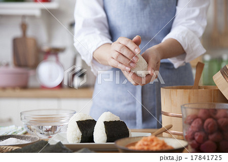 おにぎりをにぎる女性 17841725
