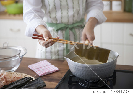 出汁をとった昆布を鍋から取り出す女性 出汁をとった昆布を鍋から取り出す女性 17841733