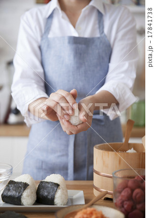 おにぎりをにぎる女性 おにぎりをにぎる女性 17841738