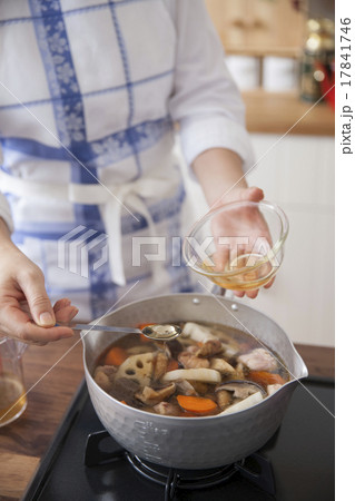 煮物の鍋に調味料を入れる女性 煮物の鍋に調味料を入れる女性 17841746