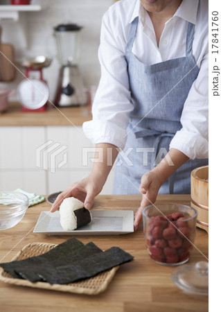 おにぎりを皿に載せる女性 17841760