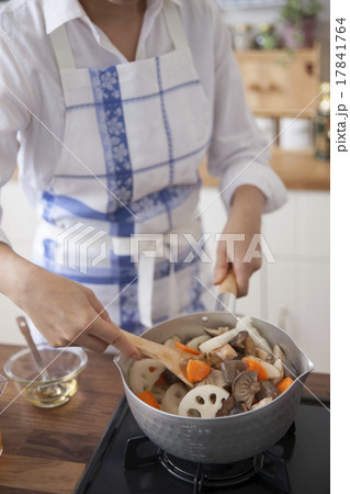 鶏肉と野菜を鍋で炒める女性 鶏肉と野菜を鍋で炒める女性 17841764