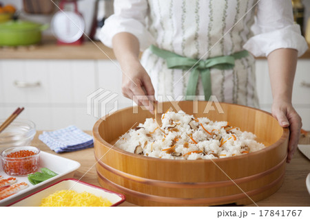 酢飯に具材を混ぜてちらし寿司を作る女性 17841767