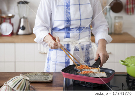 塩鮭をグリルパンで焼く女性 17841770