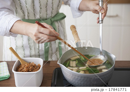味噌を玉杓子と菜箸で鍋の中で溶かす女性 味噌を玉杓子と菜箸で鍋の中で溶かす女性 17841771