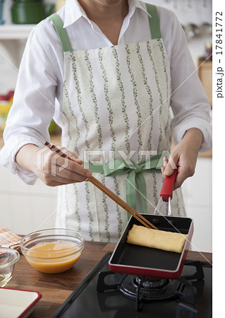 玉子焼き器で出汁巻き玉子を焼く女性 17841772