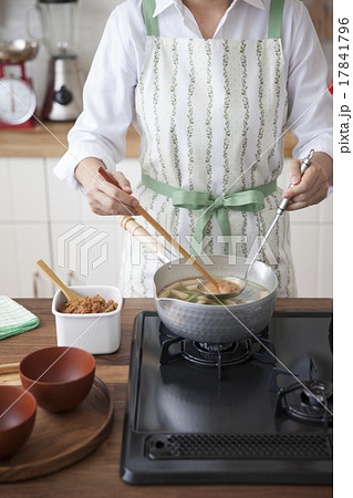 味噌を玉杓子と菜箸で鍋の中で溶かす女性 17841796