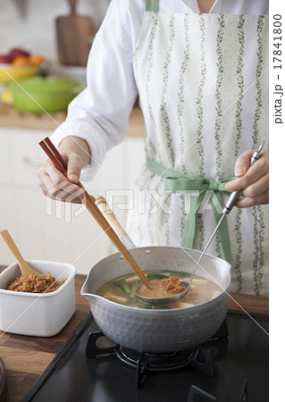 味噌を玉杓子と菜箸で鍋の中で溶かす女性 味噌を玉杓子と菜箸で鍋の中で溶かす女性 17841800