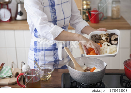野菜を鍋に入れる女性 17841803