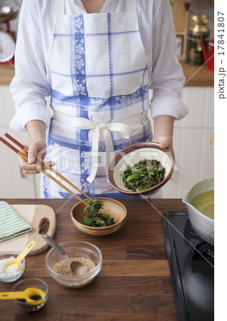 ほうれん草の胡麻和えを器に盛り付ける女性 17841807