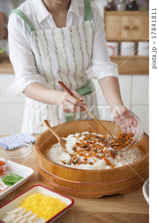 酢飯に具材を混ぜてちらし寿司を作る女性 酢飯に具材を混ぜてちらし寿司を作る女性 17841811