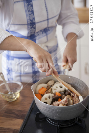 鶏肉と野菜を鍋で炒める女性 17841817