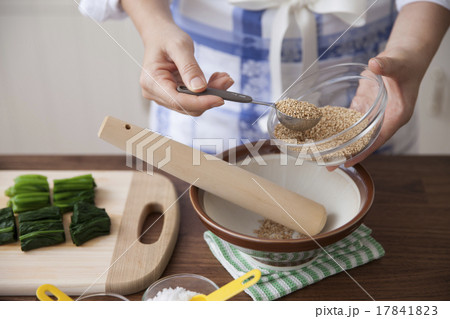 胡麻をすり鉢に入れる女性 17841823