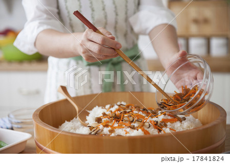 酢飯に具材を混ぜてちらし寿司を作る女性 酢飯に具材を混ぜてちらし寿司を作る女性 17841824