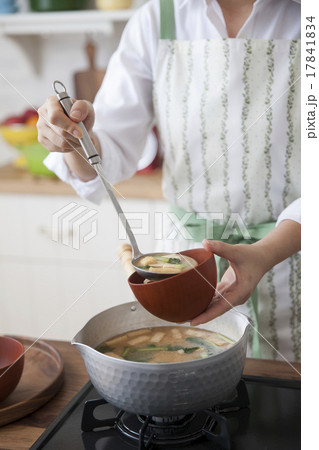 鍋から椀に玉杓子で味噌汁をよそう女性 鍋から椀に玉杓子で味噌汁をよそう女性 17841834