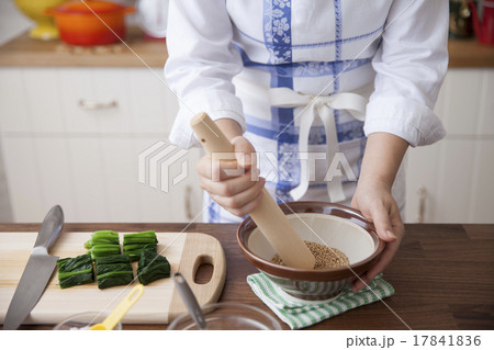 すり鉢で胡麻をする女性 17841836