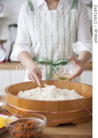 ご飯に酢を回しかけて酢飯を作る女性 17841843