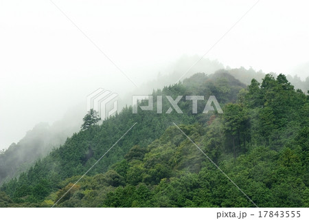 山にかかる雲 17843555