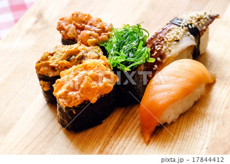 tasty sushi 17844412