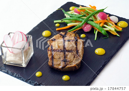 steak with vegetables 17844757