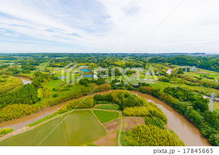 夷隅川と付近の里山と水田風景を空撮 17845665