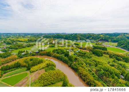 夷隅川と付近の里山と水田風景を空撮 17845666