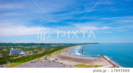 海水浴シーズンの待ちどうしい初夏の日在り海岸を空撮 17845689