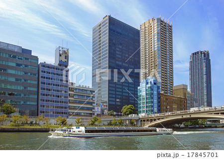 天神橋を行く水上バス 17845701