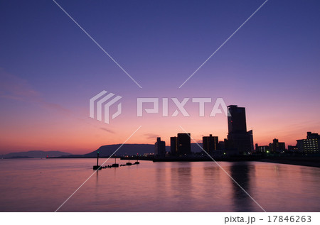 夜明けの高松港と屋島(香川県高松市、高松シンボルタワー) 17846263